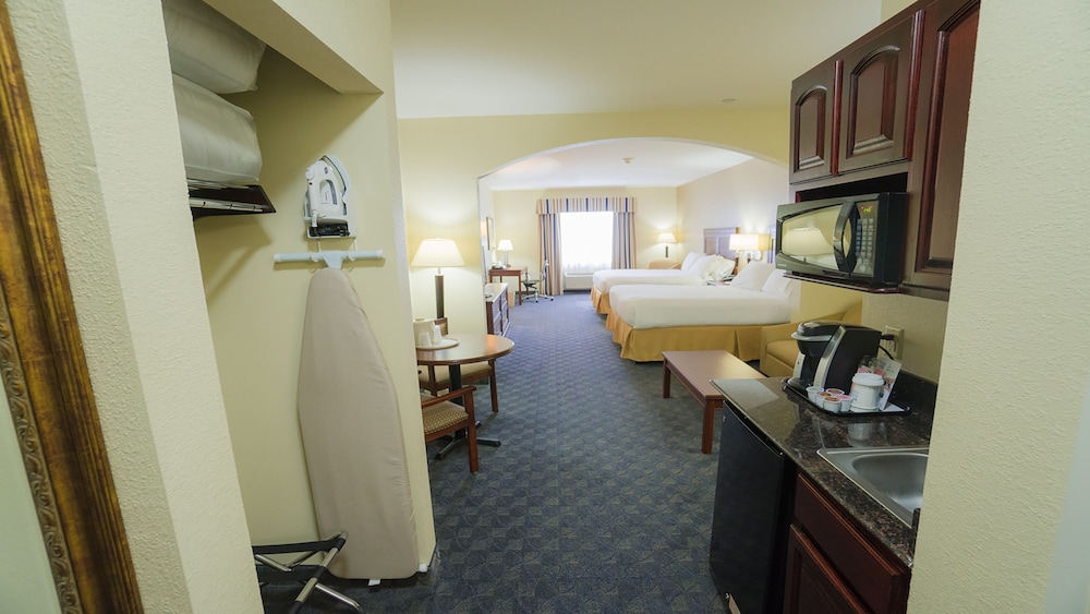 Suite, Multiple Beds - Photo 6