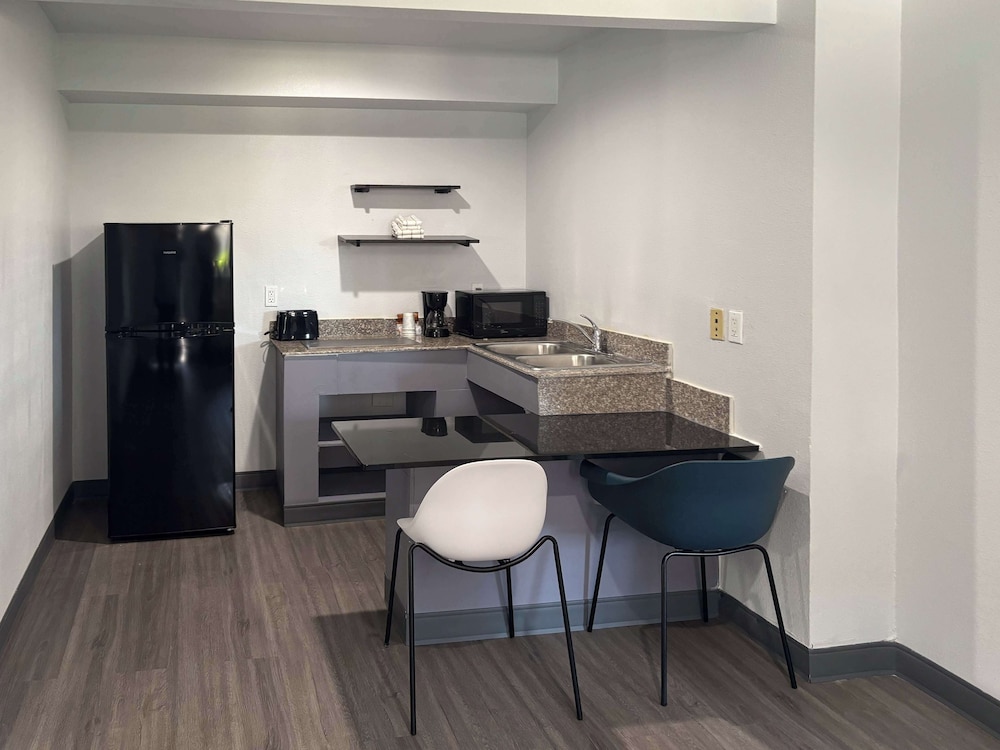 Standard Room, 1 King Bed, Smoking, Kitchenette