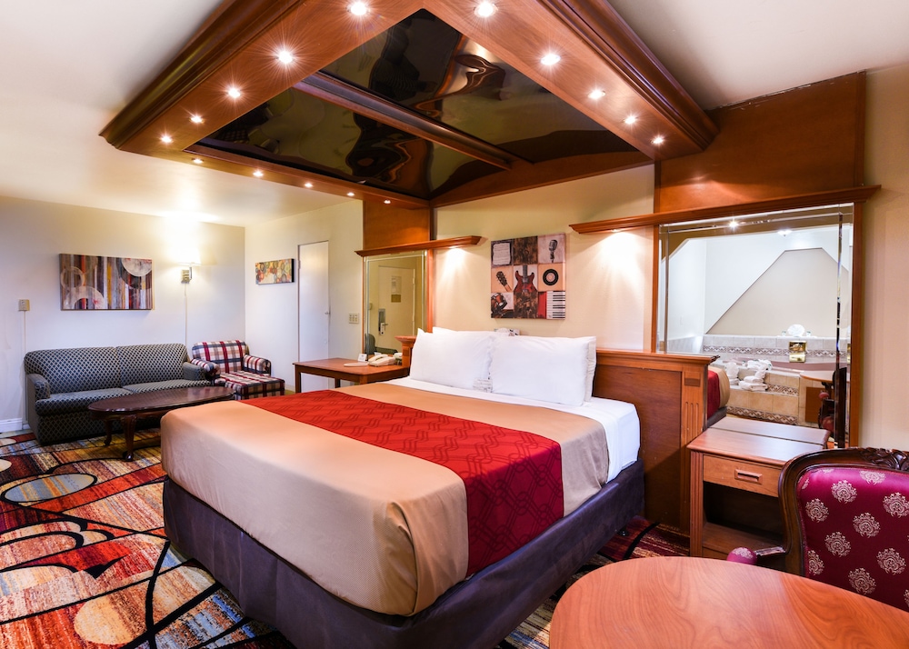 Suite, 1 King Bed - Photo 3