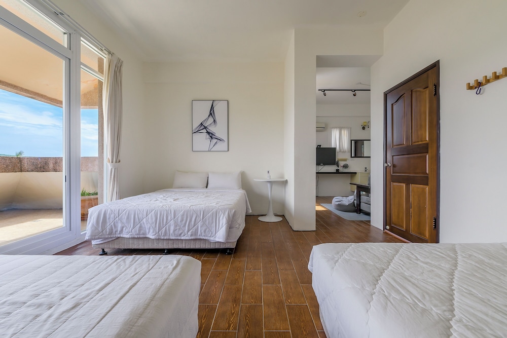 Family Room With Balcony - Photo 3