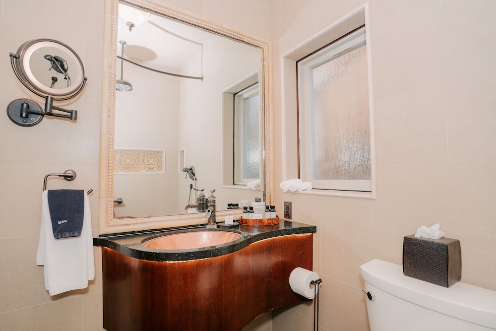 Deluxe Room, Multiple Beds - Photo 9