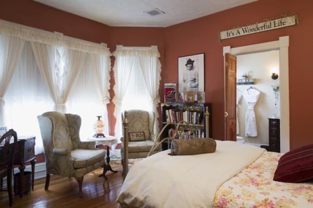Luxury Room, 1 Queen Bed, Private Bathroom (Writers Retreat) photo 2