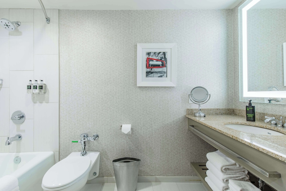 Room, 1 King Bed, Club Lounge Access, City View photo 2