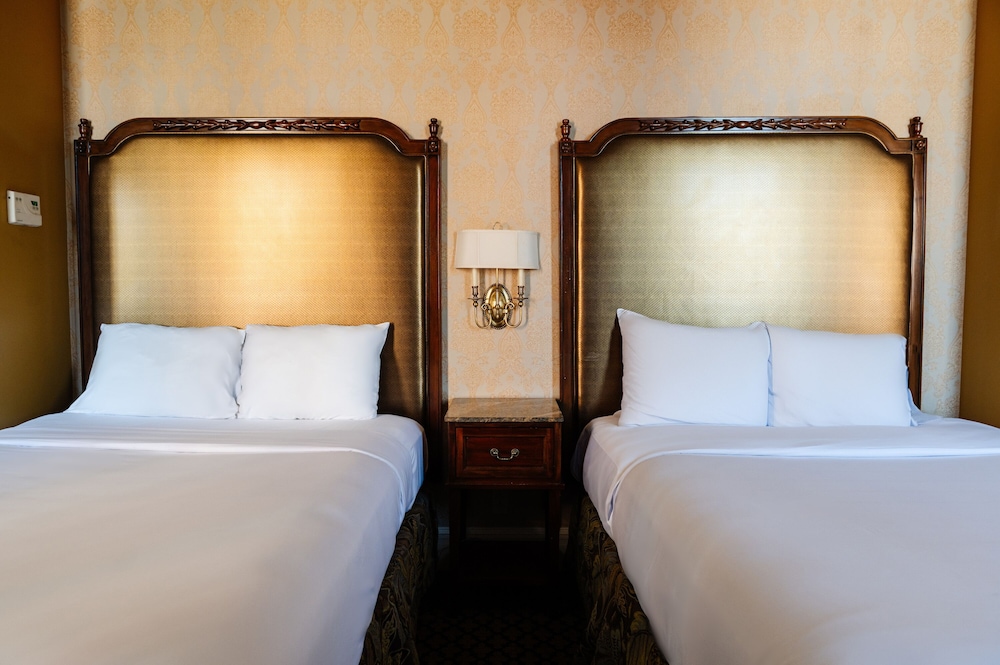 Double Queen Room (24/7 Front Desk) - Photo 1
