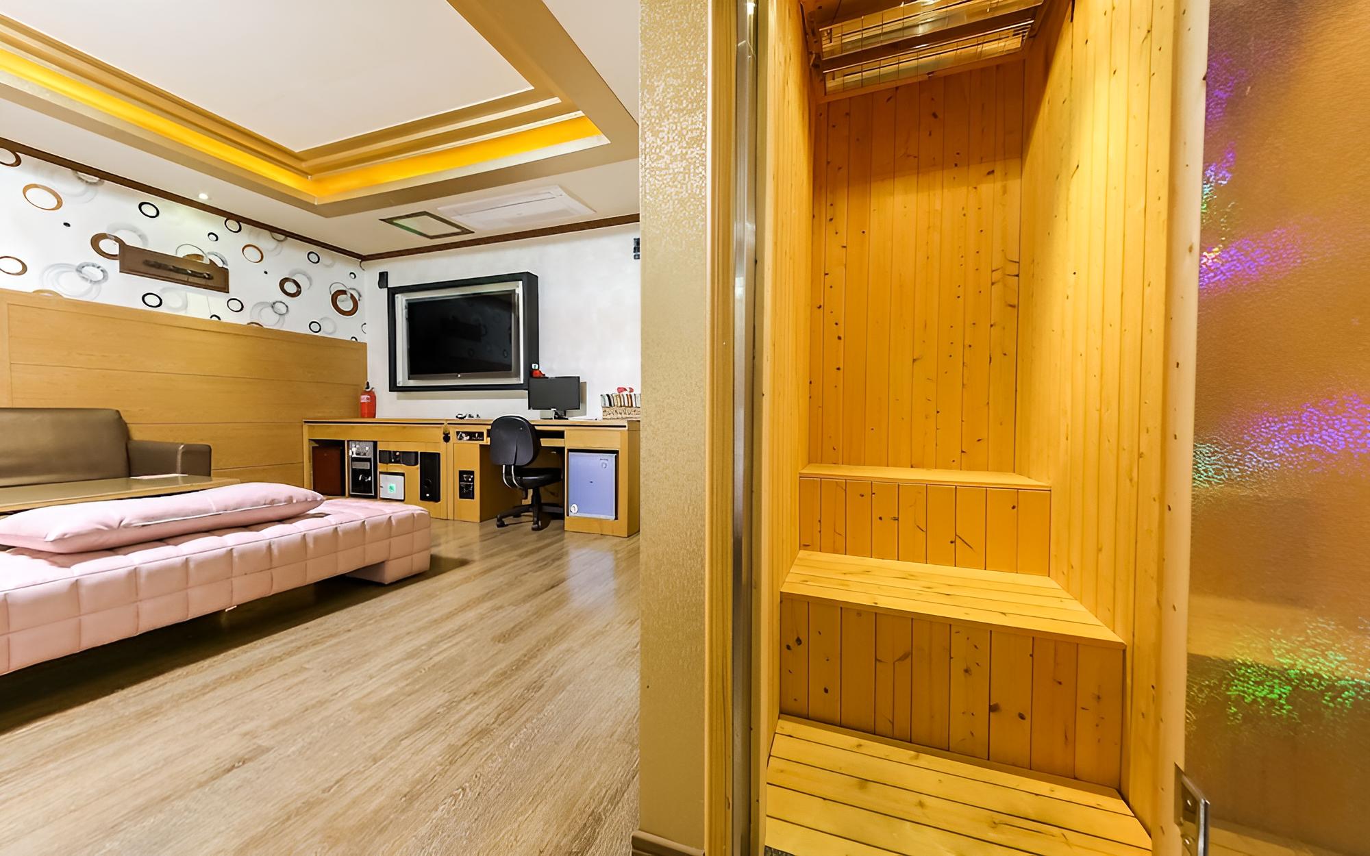 Room (VIP room (Netflix viewing double + do) photo 2