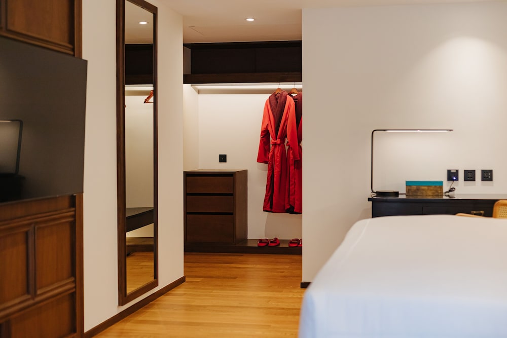 Corner Suite - Photo 12