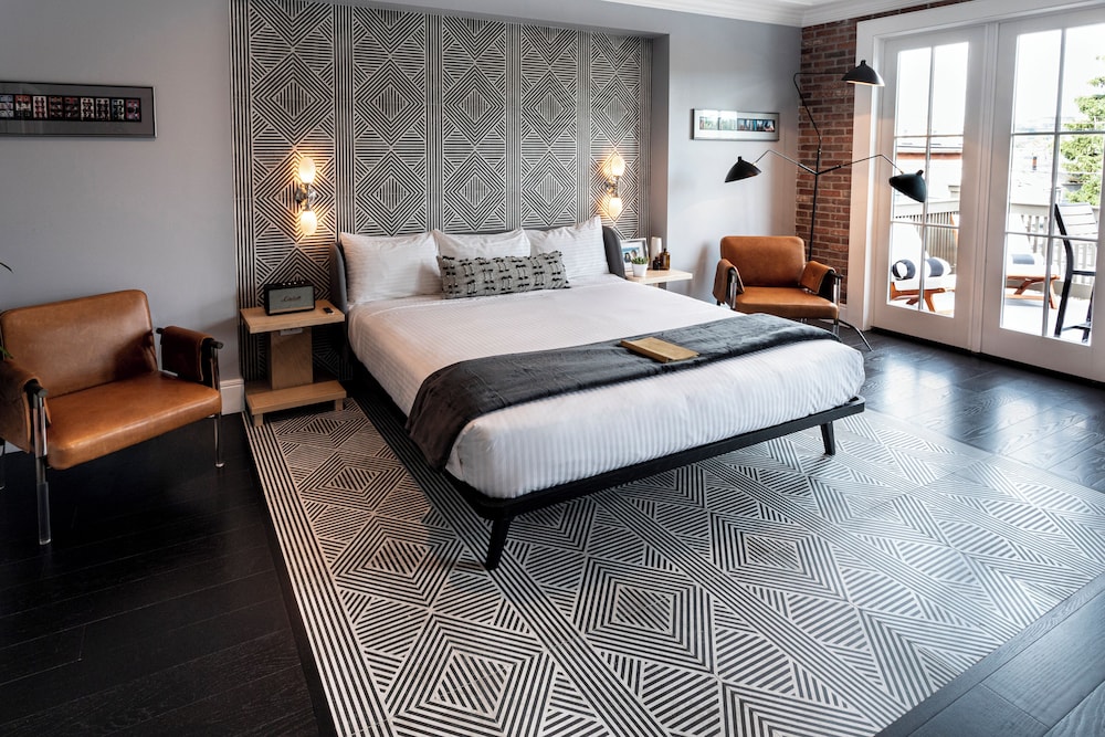 Signature Room, 1 King Bed photo 3