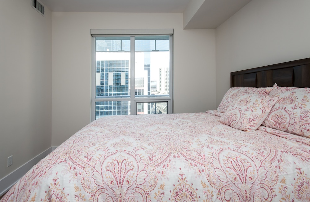 Deluxe Condo, 2 Bedrooms, Balcony, City View