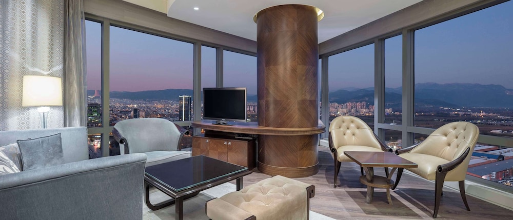 Executive Suite, 1 King Bed, Club Lounge Access thumbnail 6