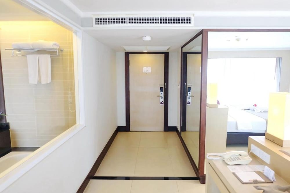Deluxe Room, 1 Double Bed, Corner photo 2