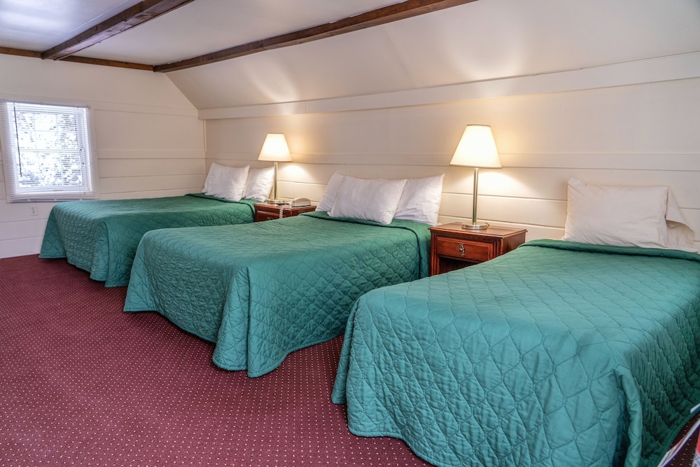 Loft 2 Full Beds and 1 Twin Bed with Kitchenette