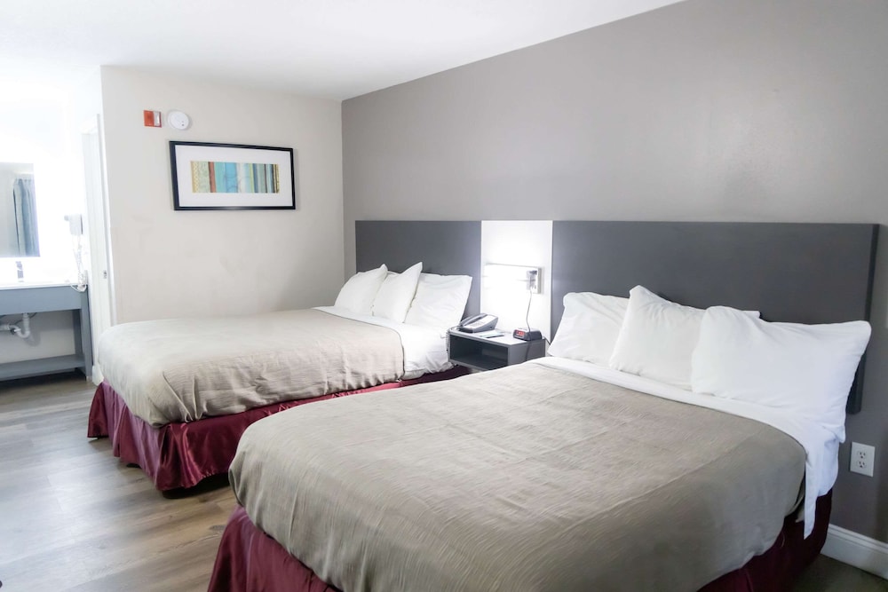 Standard Room, 2 Double Beds, Non Smoking - Photo 1
