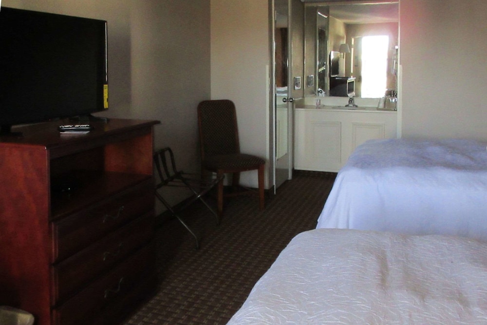 Standard Room, 2 Queen Beds, Non Smoking - Photo 1