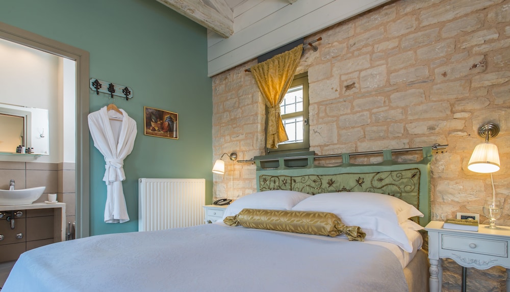 Bridal Suite with jacuzzi and fireplace photo 1