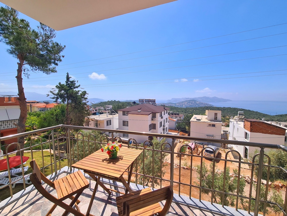 Family Apartment, 2 Bedrooms, Balcony, Sea View photo 2