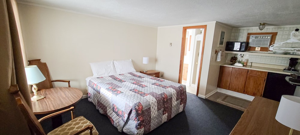 Standard Room, 1 Queen Bed, Kitchenette photo 1