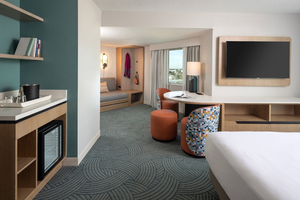 Deluxe Queen Room with Two Queen Beds and Skyline View thumbnail 6