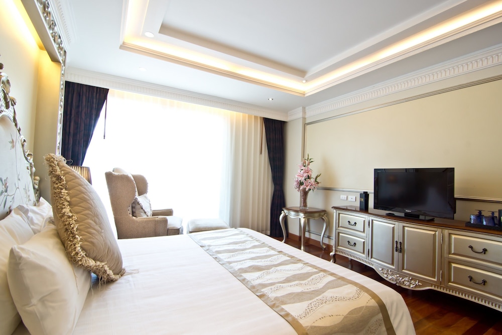 Deluxe city view with jacuzzi