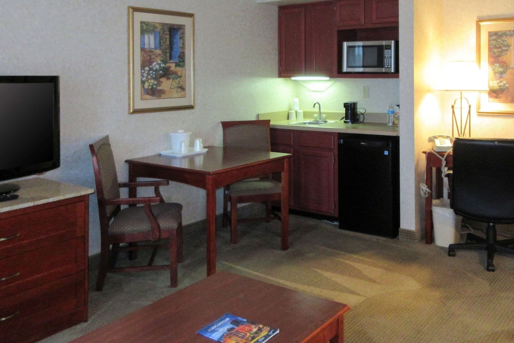 Suite, 1 King Bed, Non Smoking - Photo 2