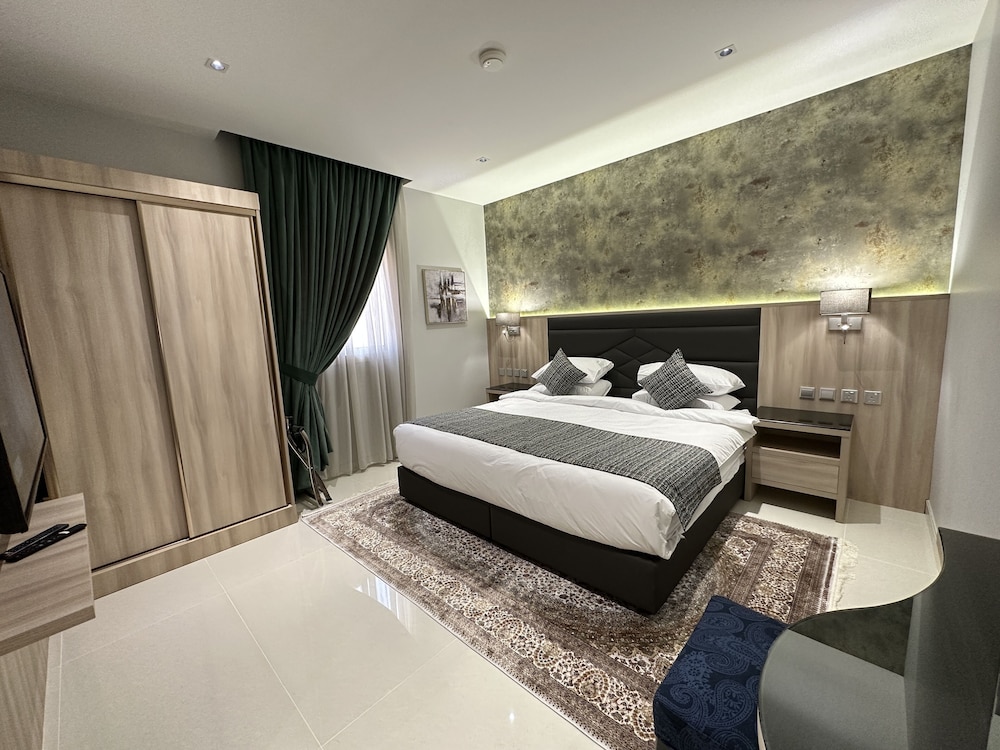 Luxury Apartment - Photo 13
