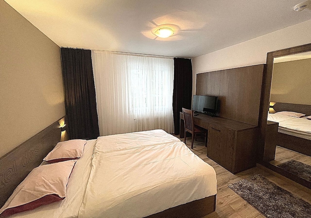 Economy Room, 1 Queen Bed photo 2