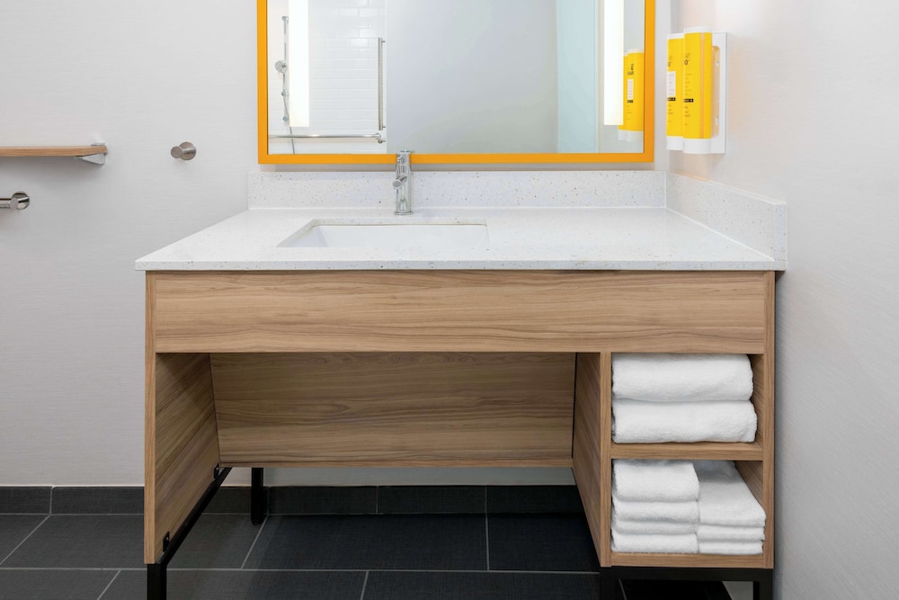 Room, 2 Queen Beds, Accessible, Bathtub (Mobility & Hearing, Bathtub) - Photo 5