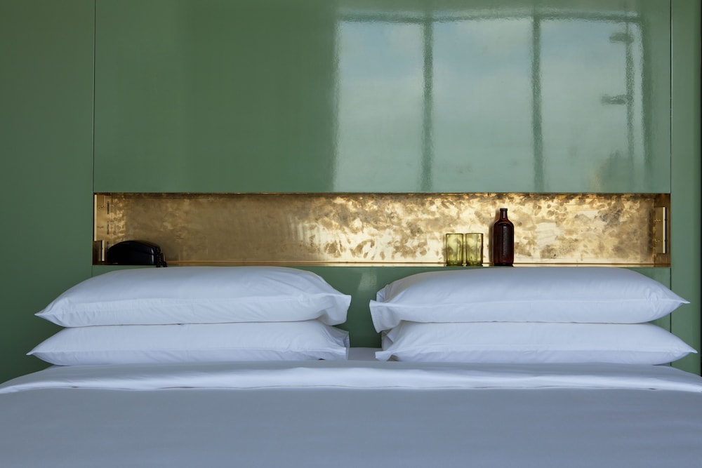 Standard Room, 1 King Bed photo 3