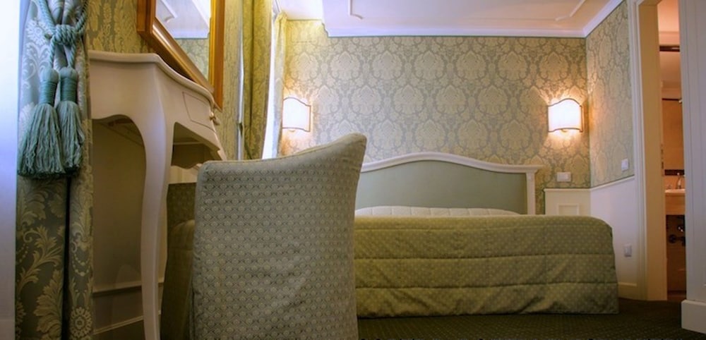 Family Room, City View photo 2