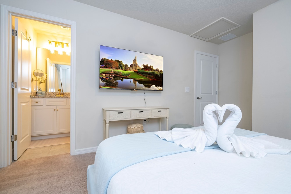 Stunning 5-bedroom Retreat in Windsor Island Resort, Photo 17