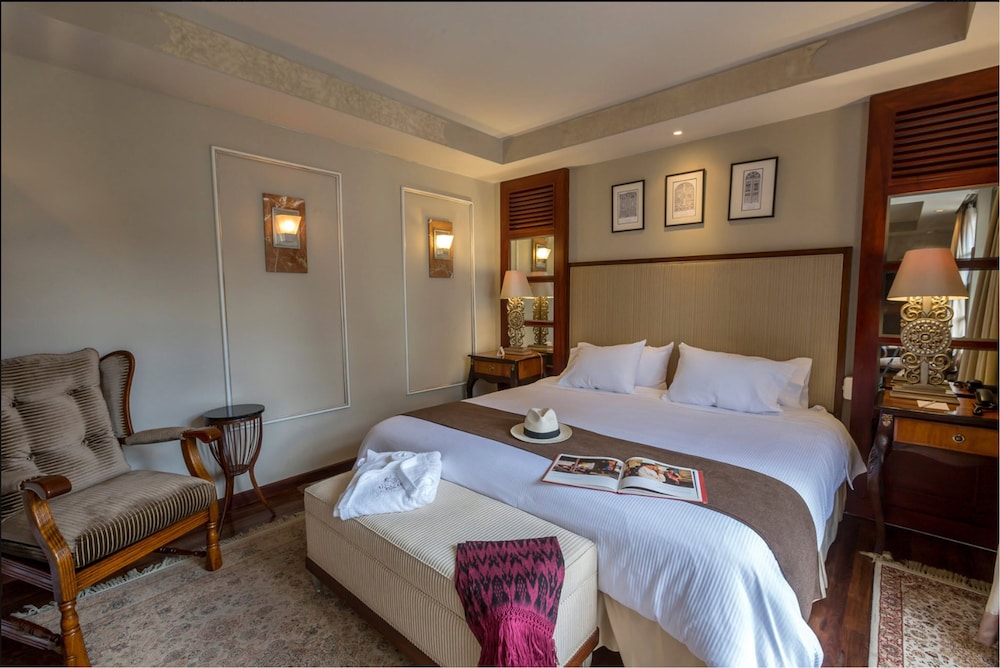 Deluxe Suite, 1 King Bed with Sofa bed photo 2