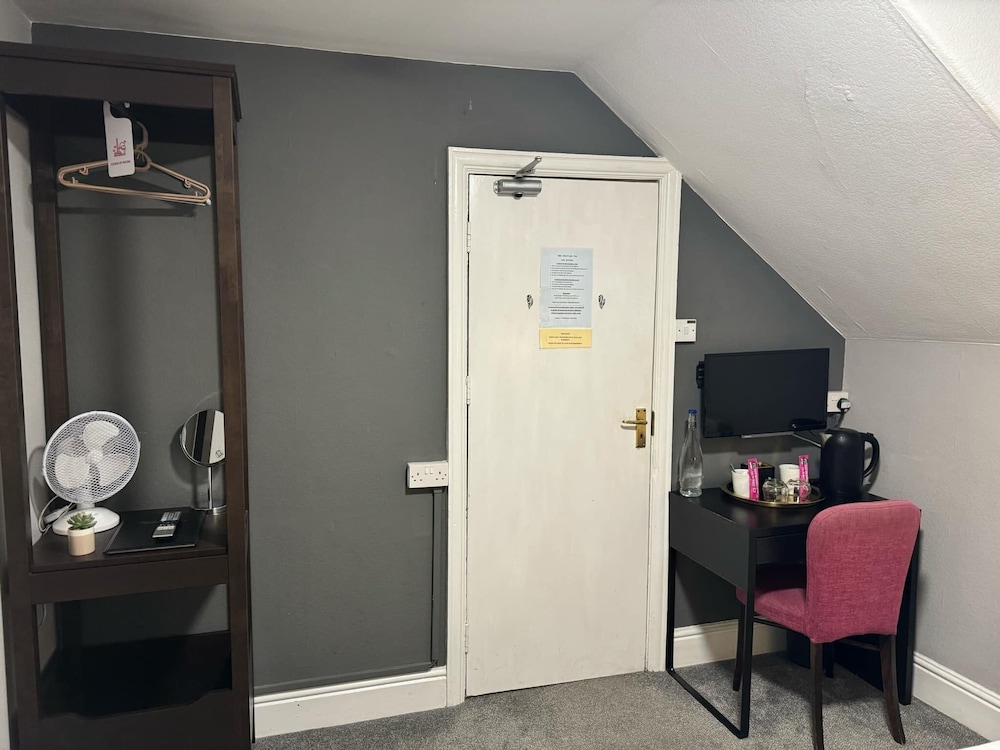 Double Room, Ensuite (Rooms 1,3 & 5) photo 2