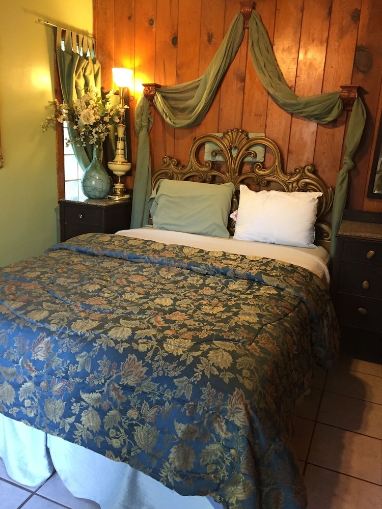 Mini Rose #3, 1 Queen Bed photo 1