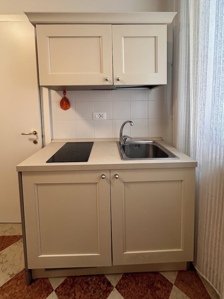 Comfort Room, 1 Large Twin Bed, Mobility Accessible, Kitchen photo 3