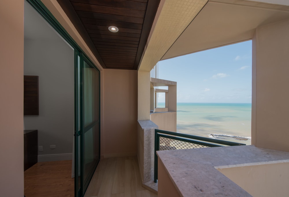 Superior Suite, 1 Queen Bed, Partial Ocean View
