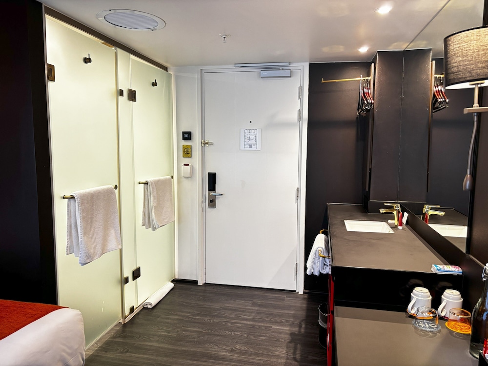 Standard Room (Queen) - Photo 8