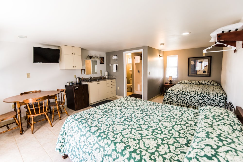 Suite, Ensuite (2 Twin, 1 Queen room) photo 1