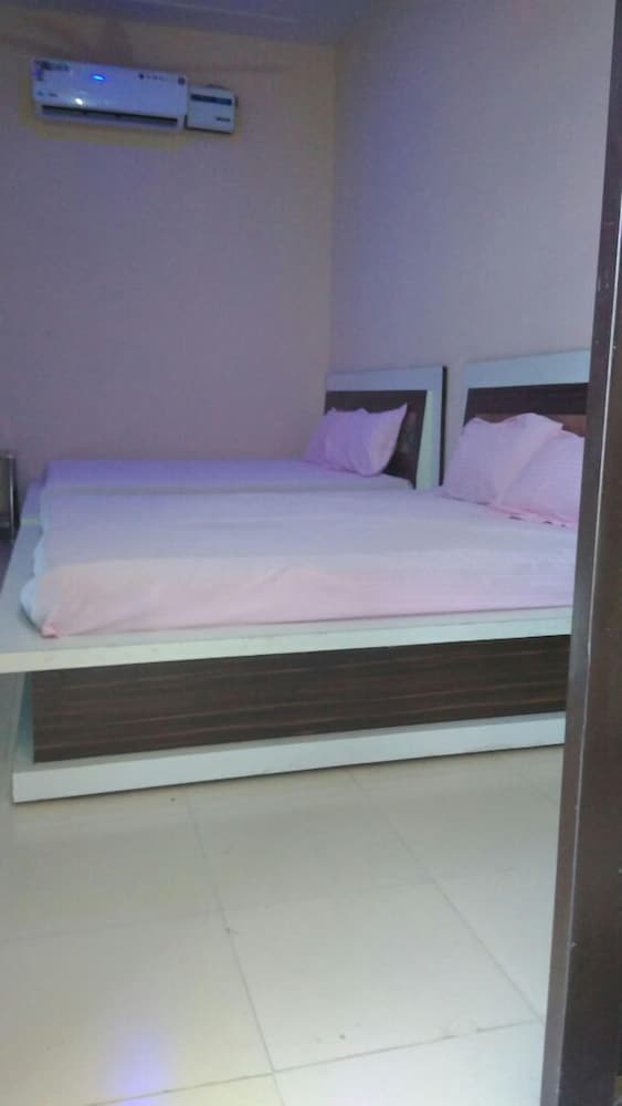 Standard Air Cool Family Room, Shared Bathroom