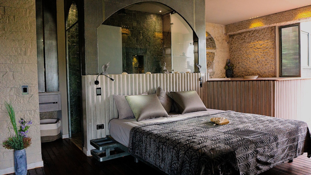 Deluxe Room with Lake View photo 1