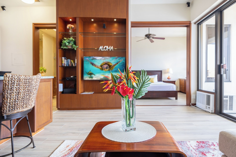 Premium Remodeled Condo with Ocean View and Parking: Premium Suite, 1 King Bed, Balcony, Ocean View (0031) photo