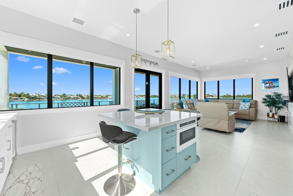 Luxury Seaside Escape ~ Heated Pool w Jacuzzi ~ Elevator ~ Dock ~ Scenic Views, Billede 77