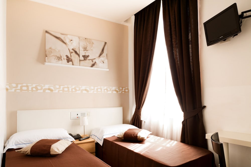 Small Double/Twin Room photo 1