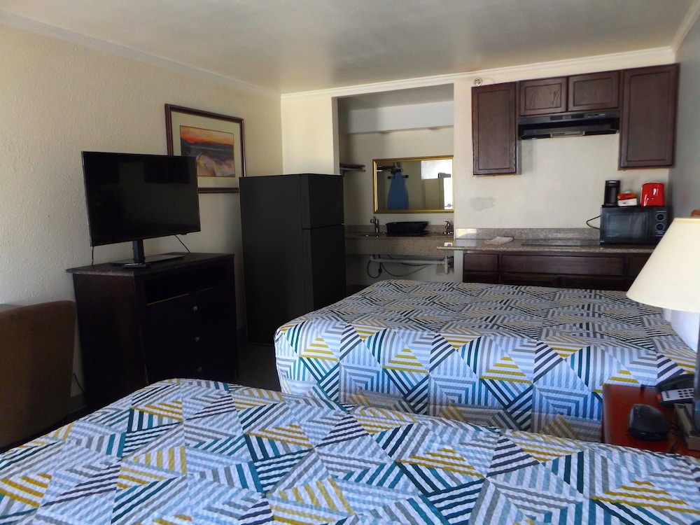 Standard Room, 2 Queen Beds, Non Smoking, Kitchen - Photo 1