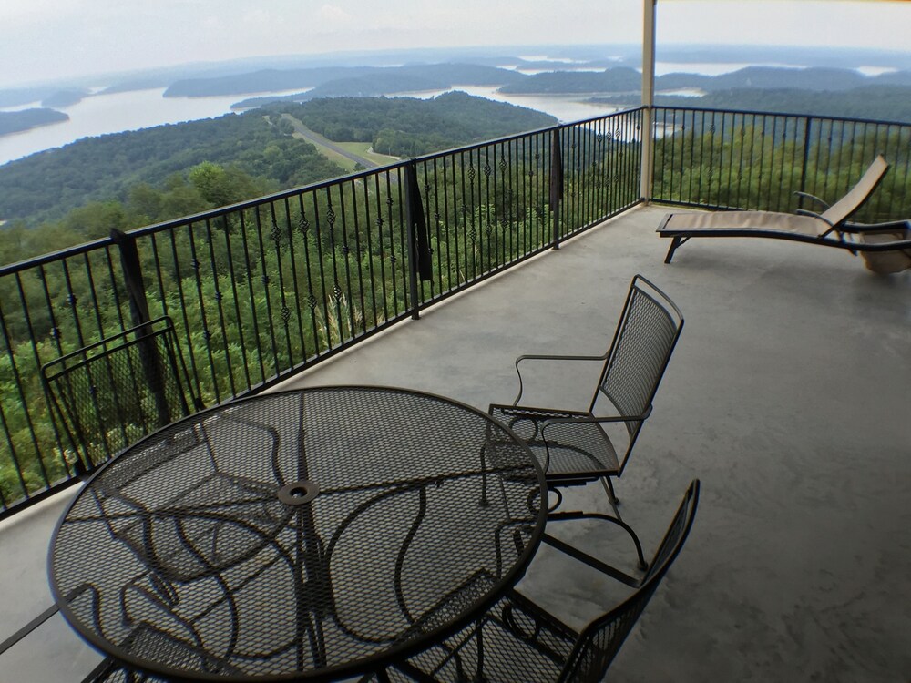 Honeymoon Suite, 1 King Bed, Balcony, Lake View photo 2
