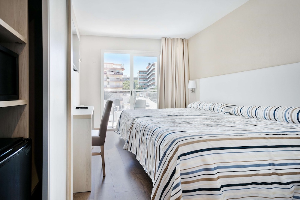 Standard Room (3 adults) - Photo 1