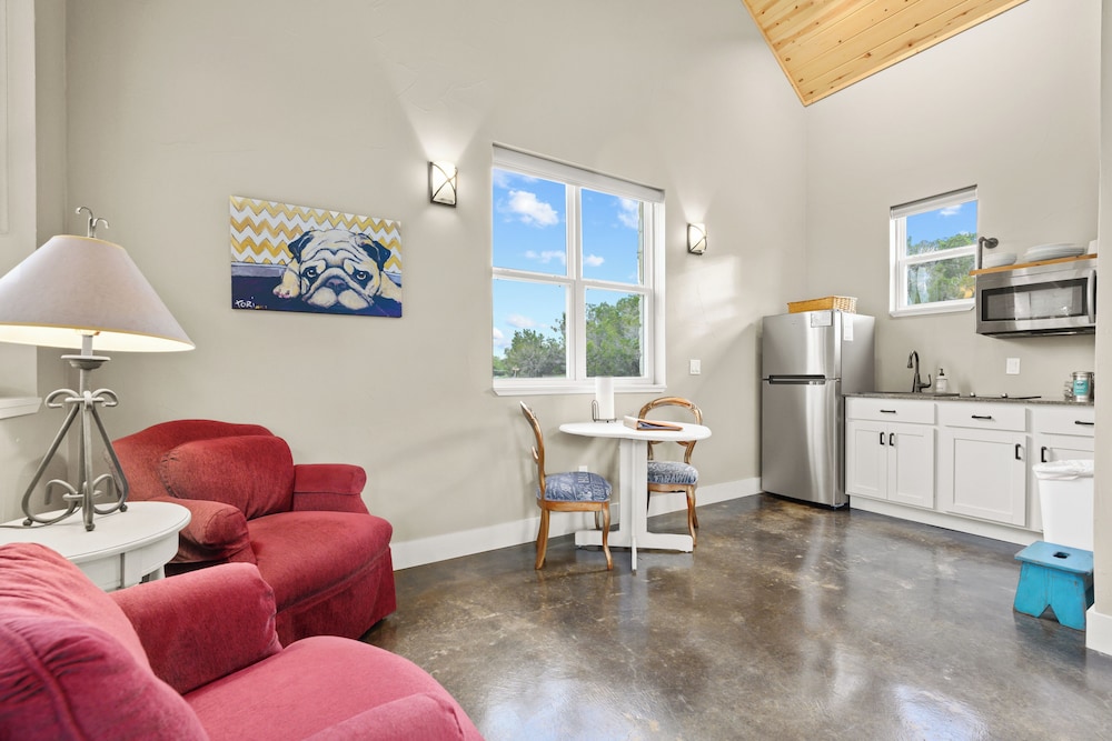 Premium Studio, 1 King Bed, Kitchenette photo 3