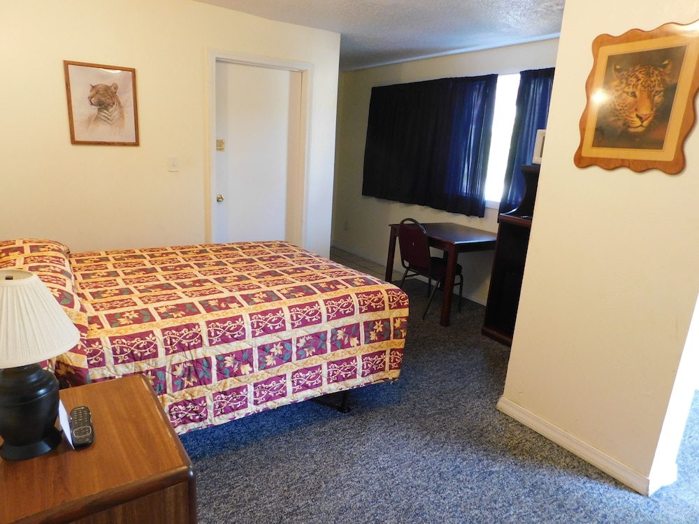 Standard Room, 1 Queen Bed, Non Smoking, Refrigerator & Microwave photo 1