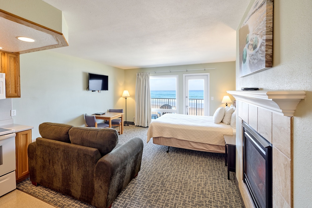 Superior Studio, 1 Queen Bed, Ocean View, Ground Floor