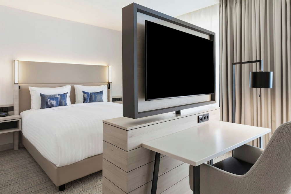Junior Suite, 1 King Bed, Sea View (Balcony) - Photo 6