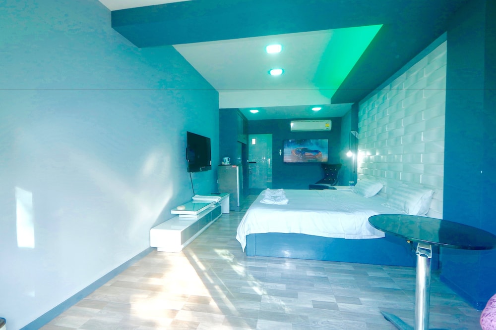 Elite Double Room, 1 King Bed, Pool Access, Poolside photo 3