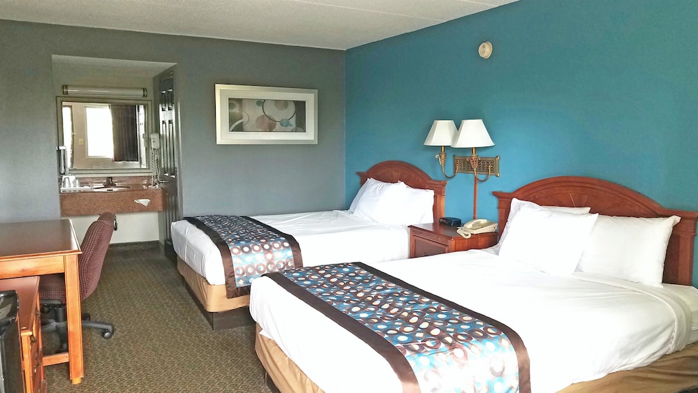 Room, 2 Queen Beds, Smoking - Photo 1